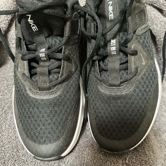 Nike shoes hardly used - Picture 4 of 5